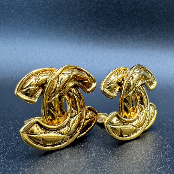 LOT 1492 24K gold plated CHANEL vintage matelasse CC JUMBO clip on earrings - Picture 6 of 15